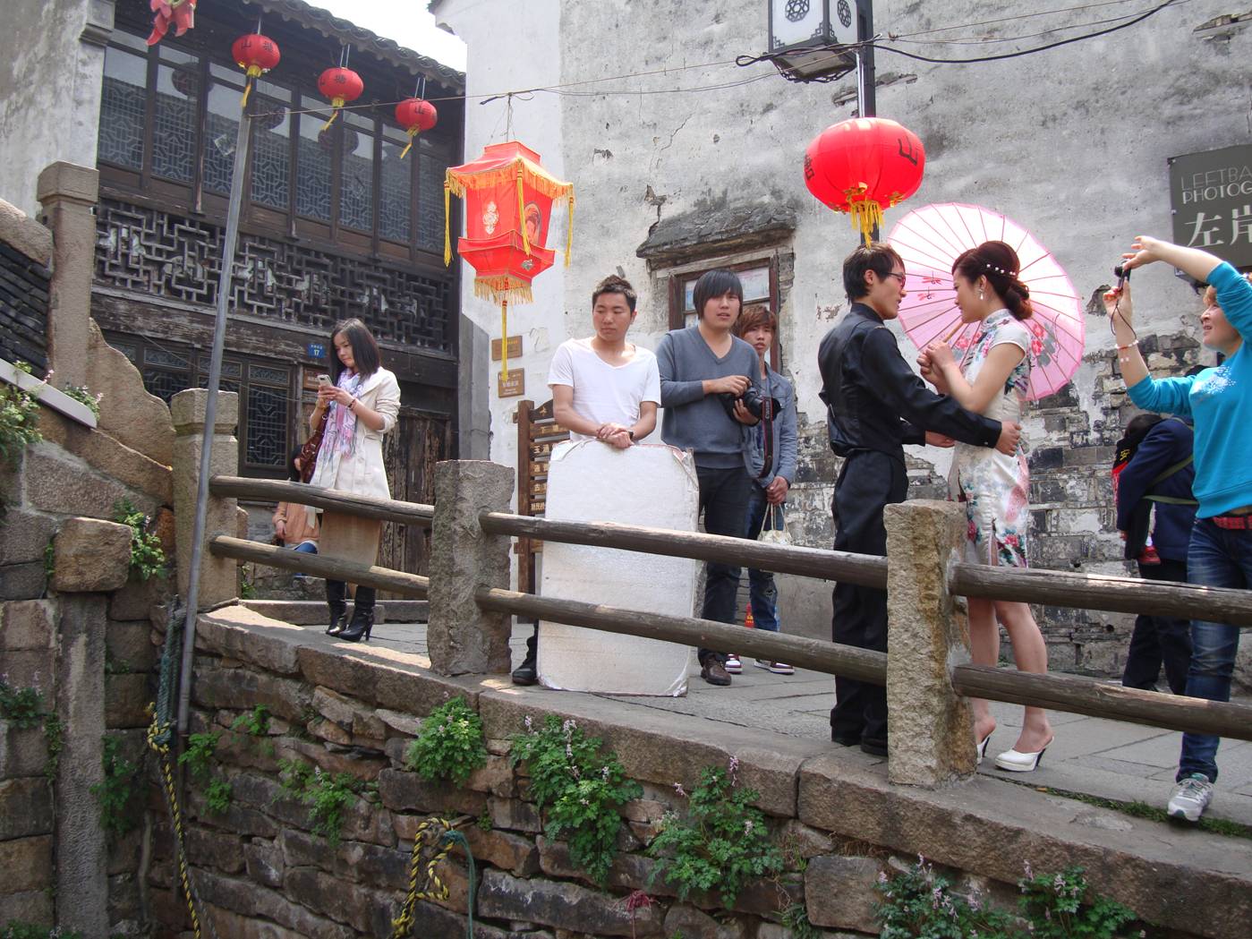 Picutre:  Wedding photography day on the banks of the Suzhou canal, Suzhou, China