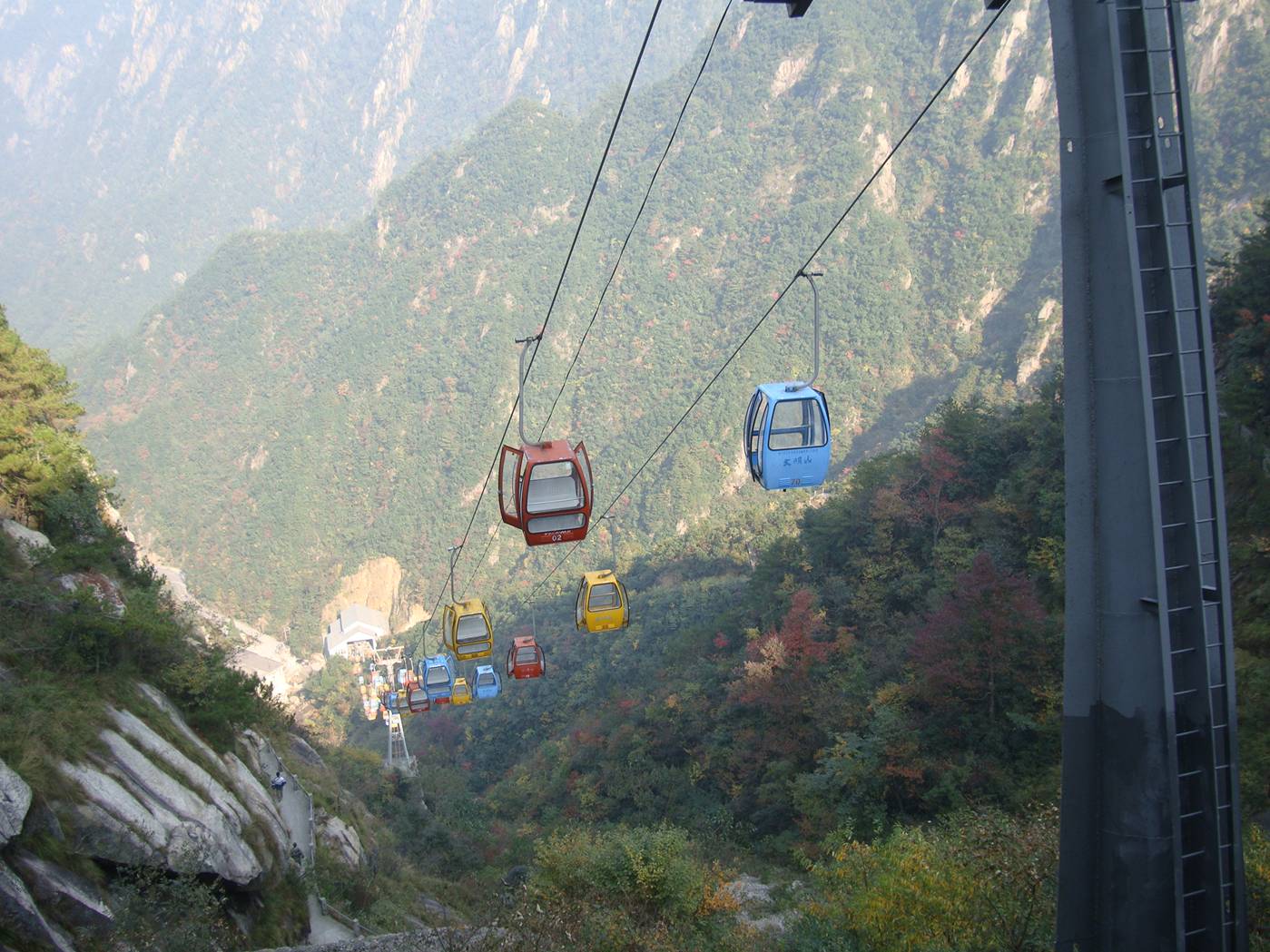 Picture:  The cable cars up Daming Shan, Zhejiang Province, China