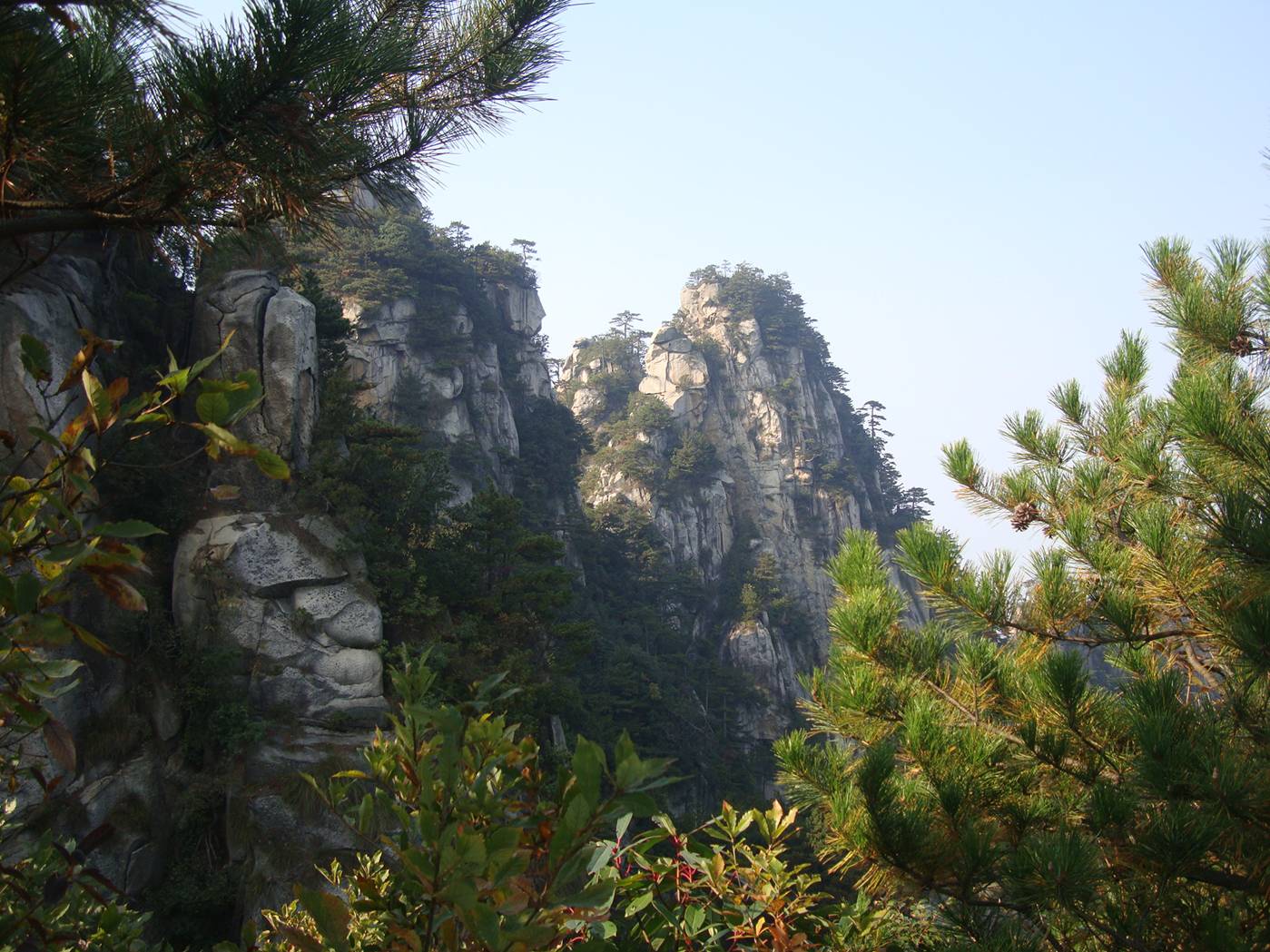 Picture:  Peaks of Daming Shan (Big Clear Mountain), Zhejiang Province, China
