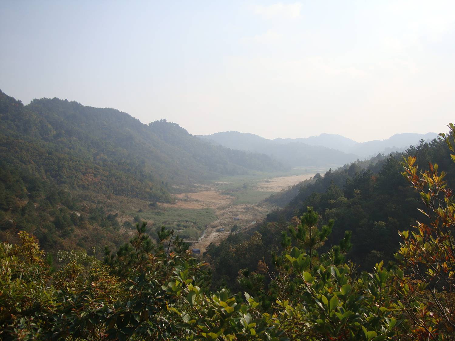 Picture: A view of the valley from Daming Shan (Big Clear Mountain), Zhejiang, China