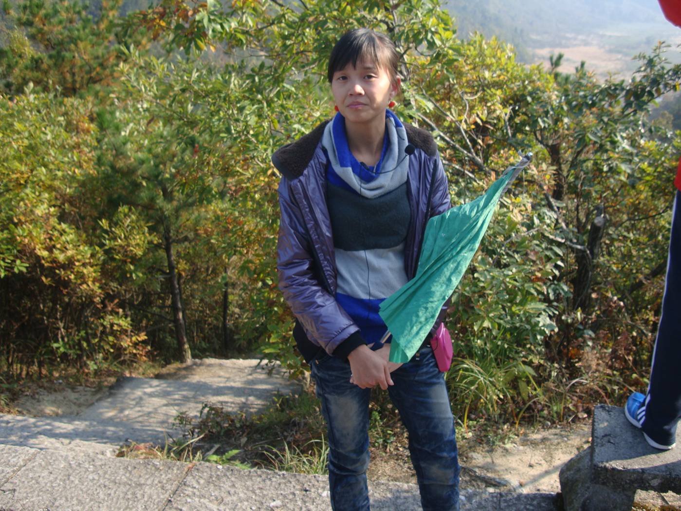 Picture: Our tour guide for Daming Shan.  As usual, we followed the green flag.  Daming Shan, Zhejiang, China